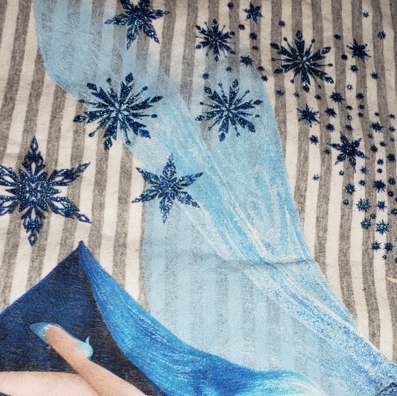 FROZEN SHIRT IN MINT CONDITION - Picture 5 of 5